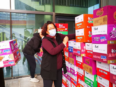 共同抗疫，溫暖同行，董事長(zhǎng)向七里河工商聯(lián)捐贈(zèng)物品