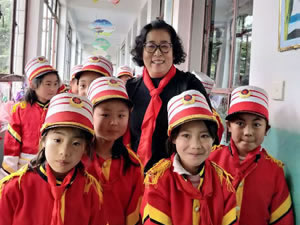 為智慧慷慨解囊，憑知識扶危濟(jì)困